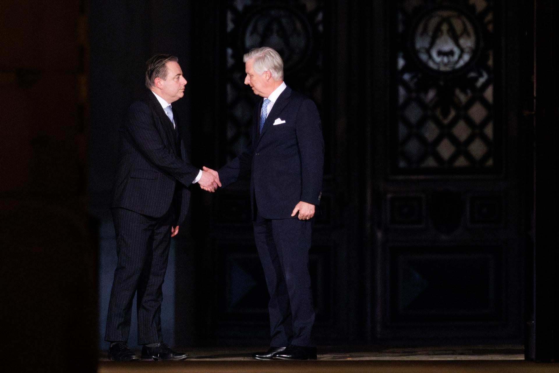 De Wever, a l'esquerra, saluda el rei Felip de Bèlgica. Fotografia: EFE/EPA/Olivier Matthys