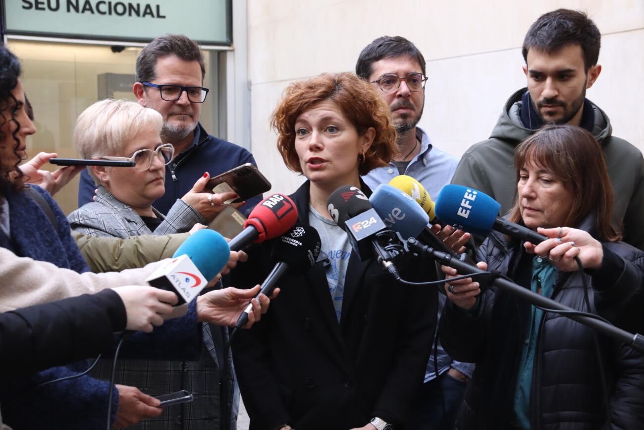 La portaveu d'ERC, Elisenda Alamany, en una atenció a mitjans davant la seu del partit (fotografia: ACN).
