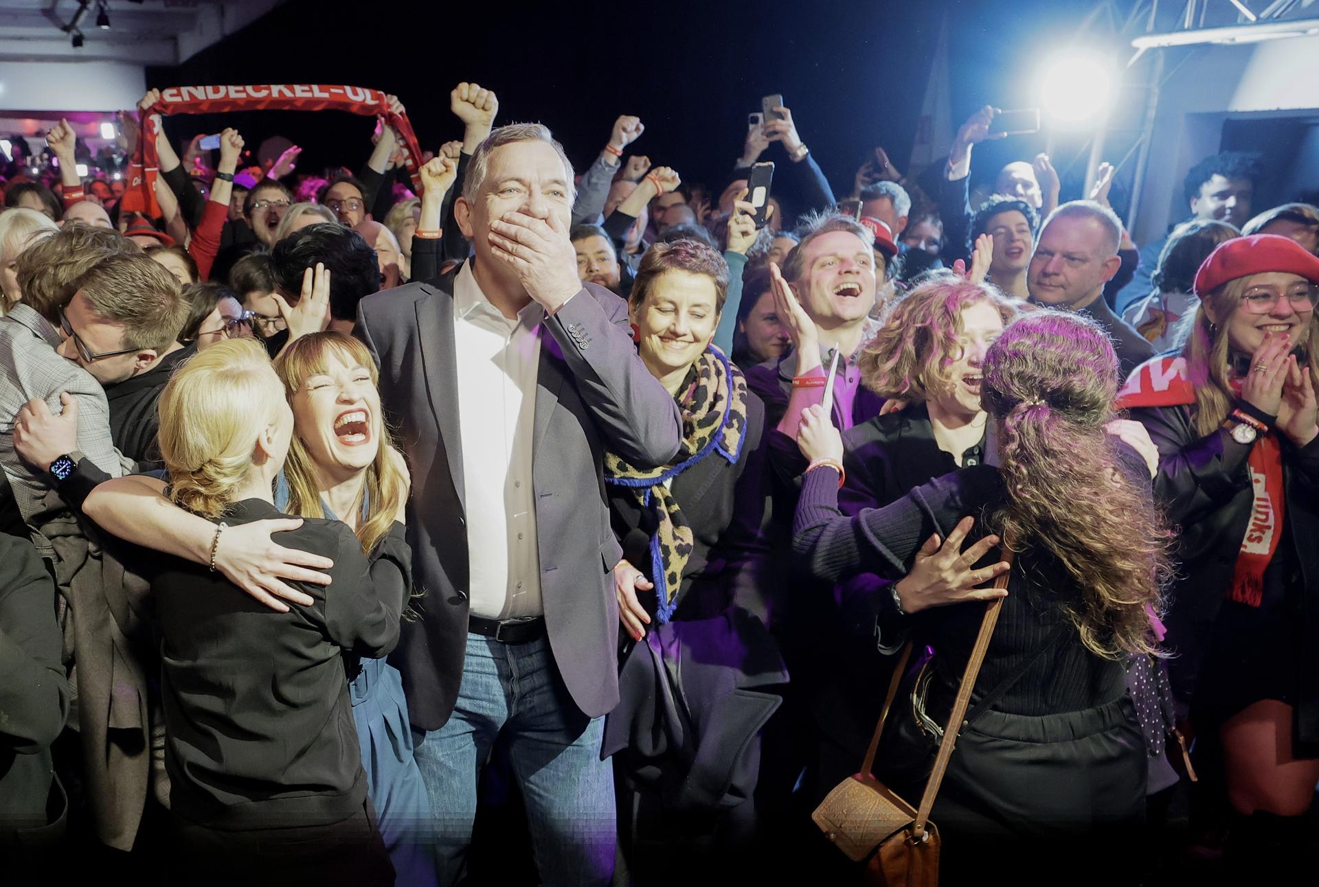 Alegria a la seu de Die Linke, en saber-se el resultat del primer sondatge (Fotografia: Ronald Wittek)