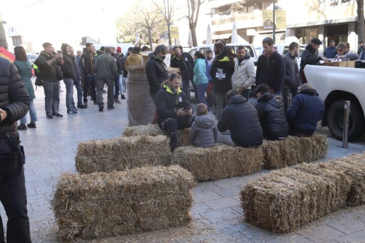 Alguns membres de Revolta Pagesa participen en una protesta a la delegació del govern a Girona (fotografia: ACN / Aleix Freixas).