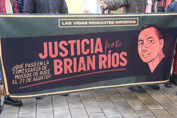 Pancarta del grup de suport a la família de Brian Ríos a la porta del jutjat de Rubí.