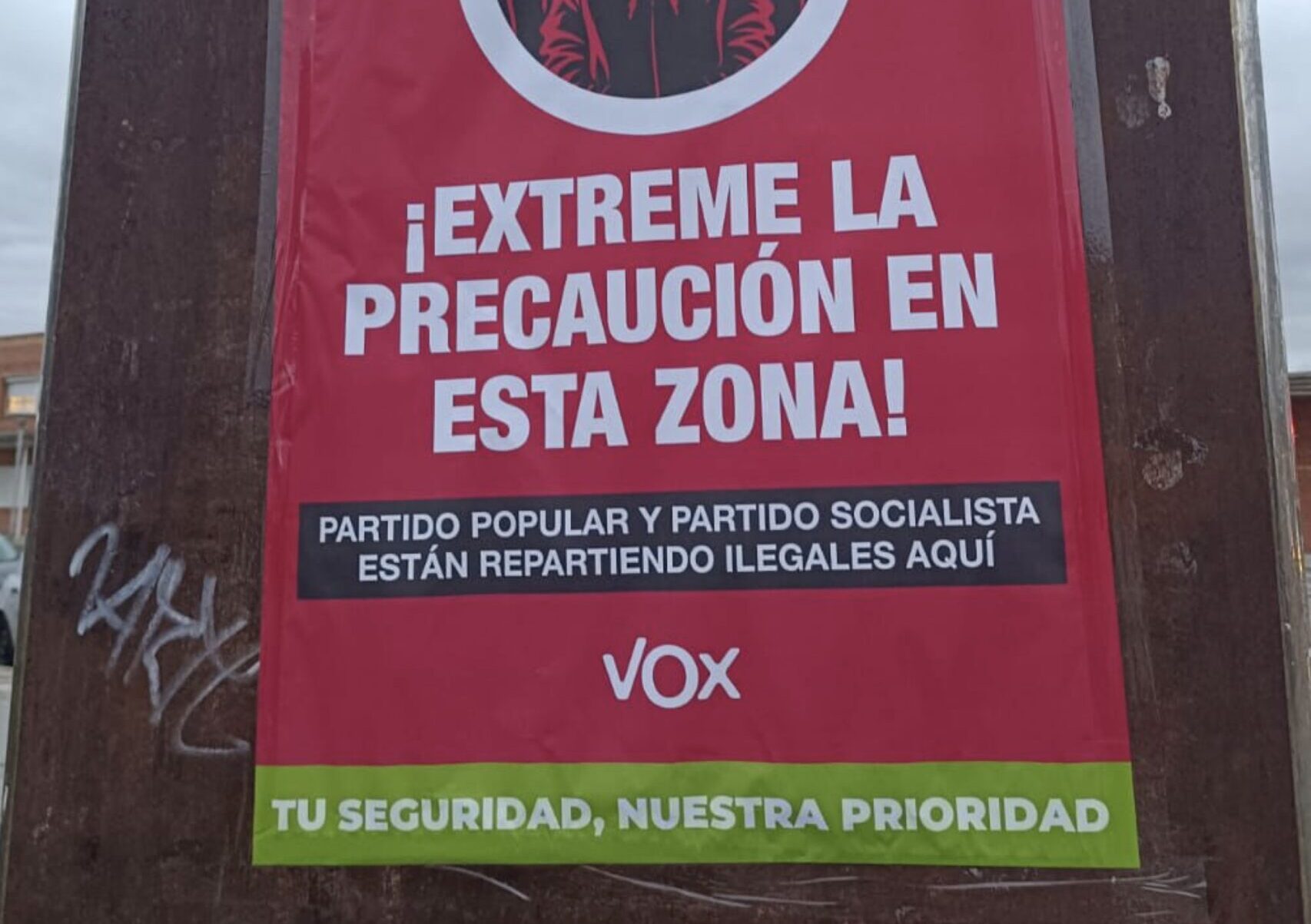 Un dels cartells de Vox penjats a la marquesina que hi ha al Teatre de Blanes.
