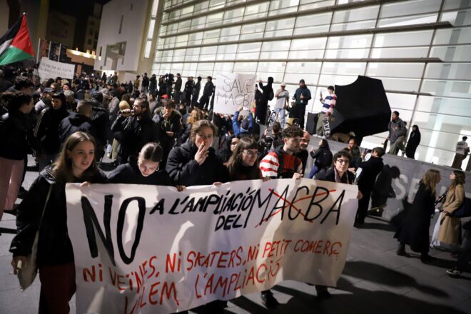 Veïns i patinadors del Raval planten cara a l’ampliació del MACBA