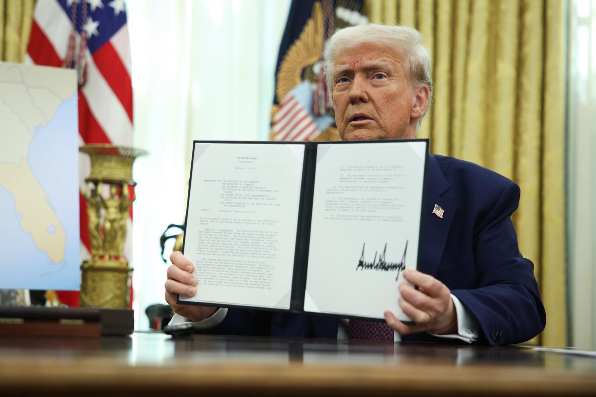 Trump signant el memoràndum al despatx oval (fotografia: EFE / EPA / Francis Chung).