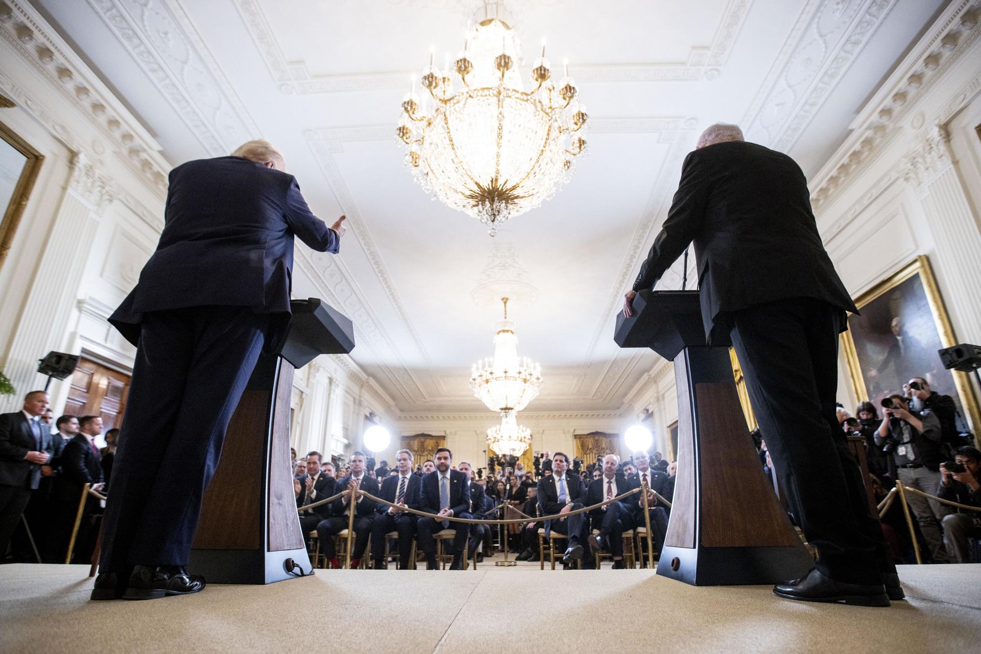Donald Trump i Benjamin Netanyahu durant la polèmica conferència de premsa en què va anunciar el seu pla (fotografia: Shawn Thew).