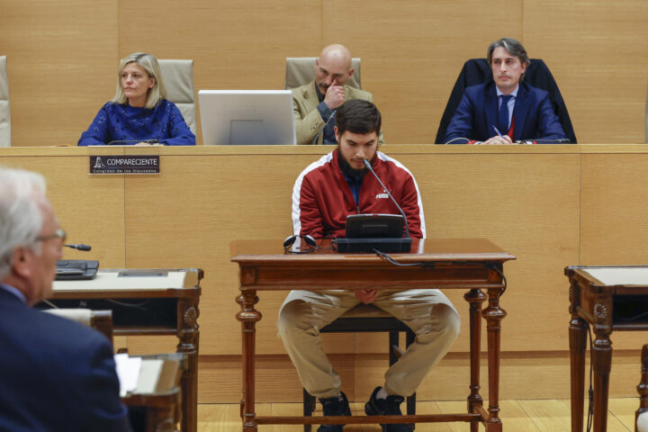 Mohàmmed Houli Chemlal, l'únic gihadista supervivent de l'explosió d'Alcanar, durant la compareixença a la comissió del 17-A (fotografia: EFE).