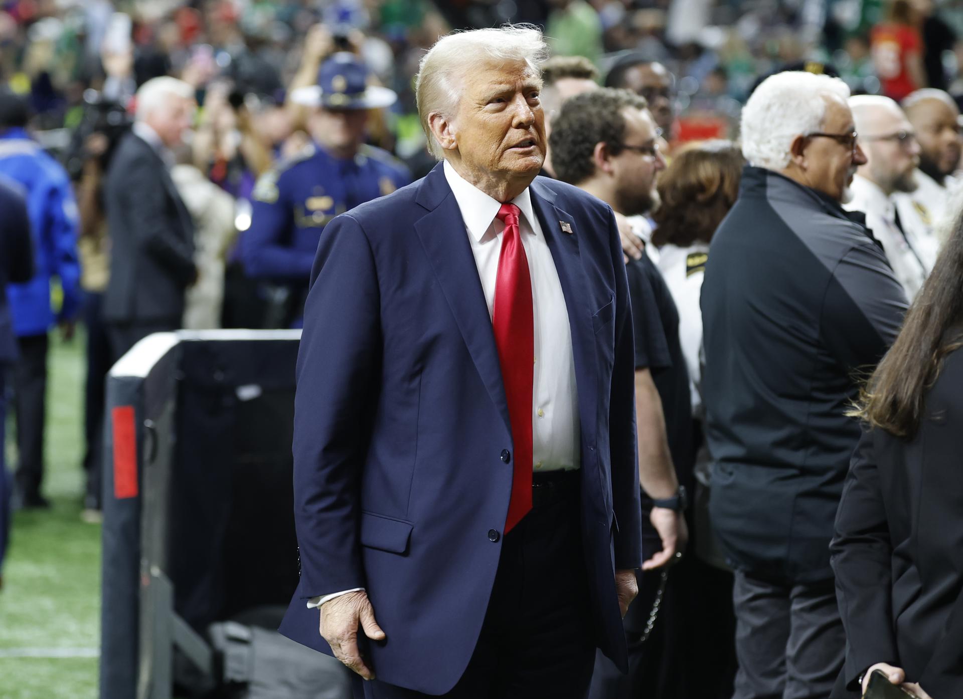 Trump, a la gespa del Caesars Superdome abans de la final de la Super Bowl. Fotografia: EFE/EPA/Erik S. Lesser
