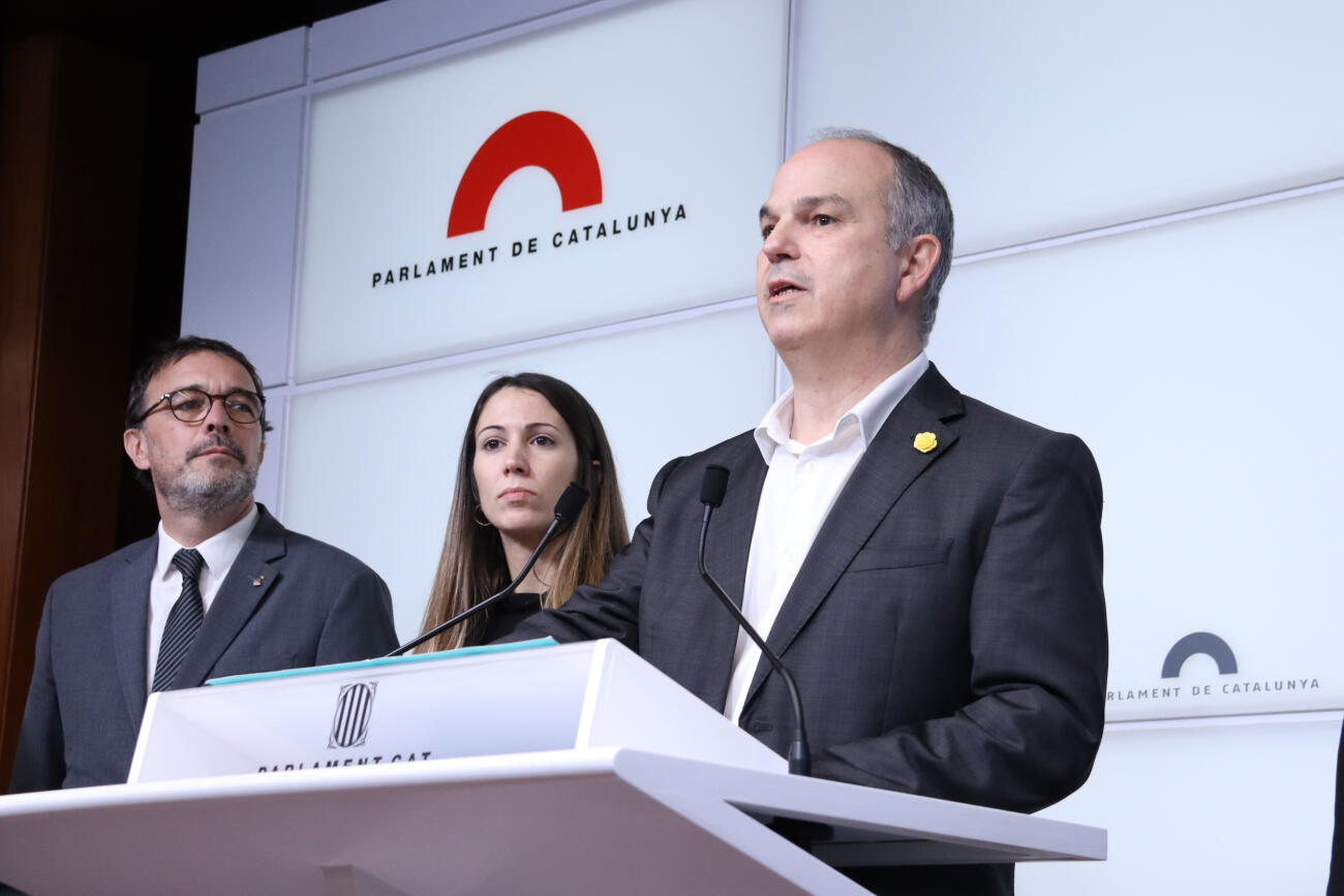 El secretari general de Junts, Jordi Turull, i altres membres de la direcció en una roda de premsa al parlament (Fotografia: ACN)