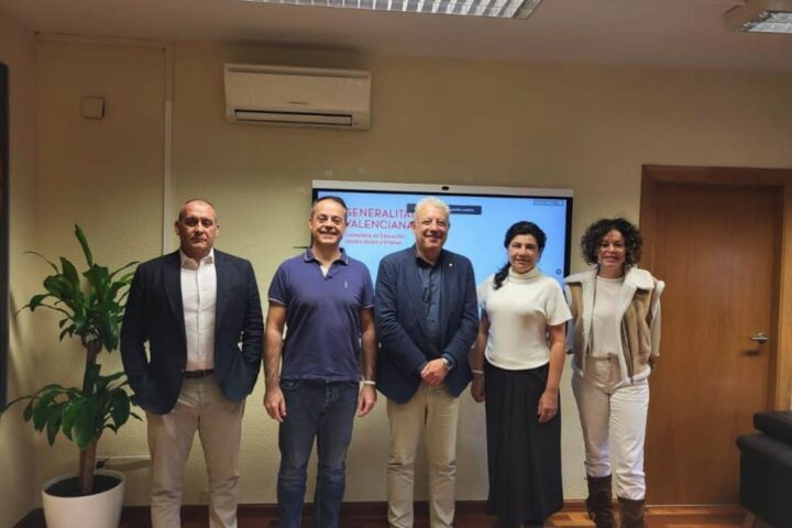 Reunió de membres d'Escuela de Todos amb el secretari d'Educació valencià