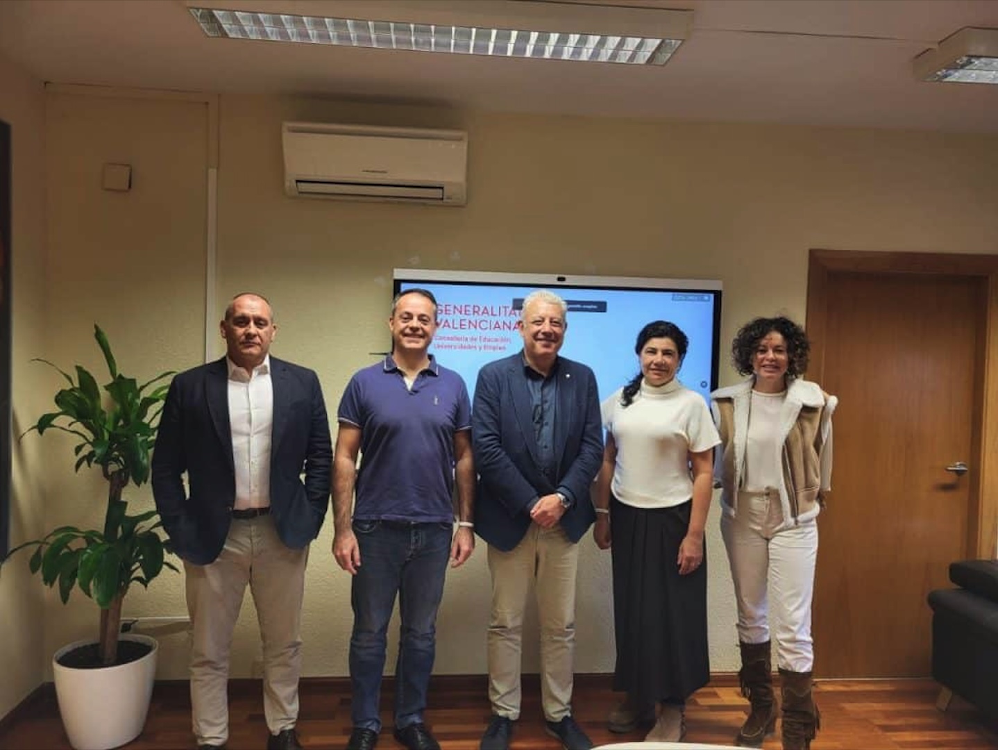 Reunió de membres d'Escuela de Todos amb el secretari d'Educació valencià