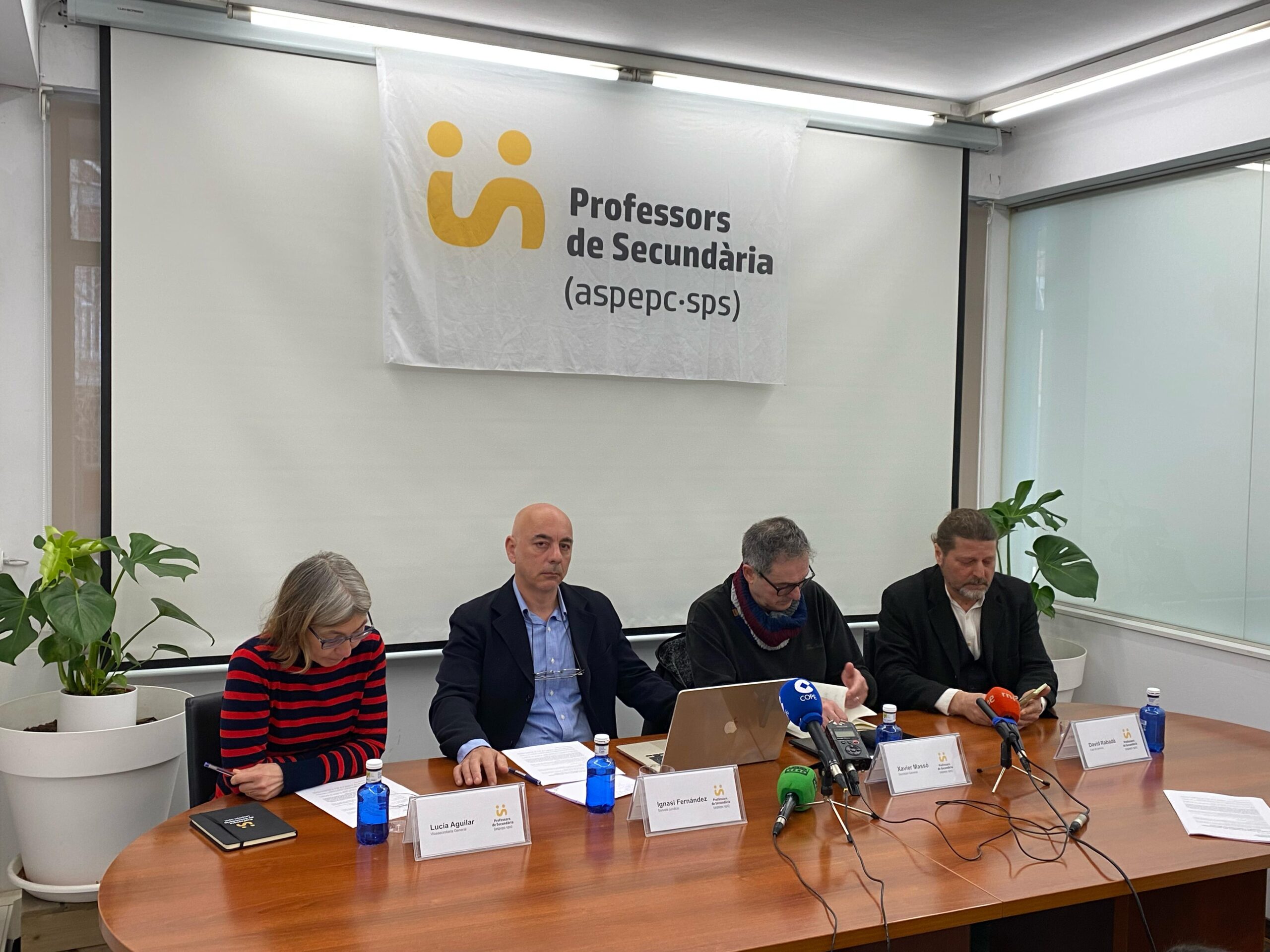 Els membres del sindicat Aspepc-Sps, en un moment de la conferència de premsa (fotografia: Pol Baraza).