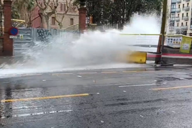 [VÍDEO] Espectacular fuita d’aigua a l’Eixample de Barcelona a tocar de les obres de FGC