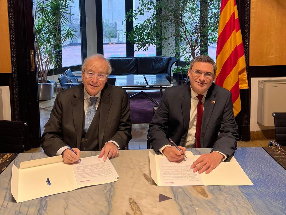 Domingo i Castellà, en un moment de la signatura del pacte (fotografia: cedida).