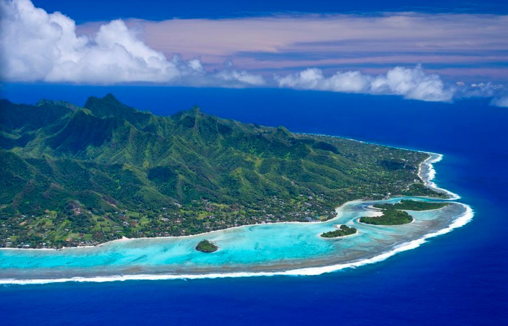 Vista aèria d'una de Rarotonga, l'illa més gran de les illes Cook (fotografia: cookislands.travel/Efe).