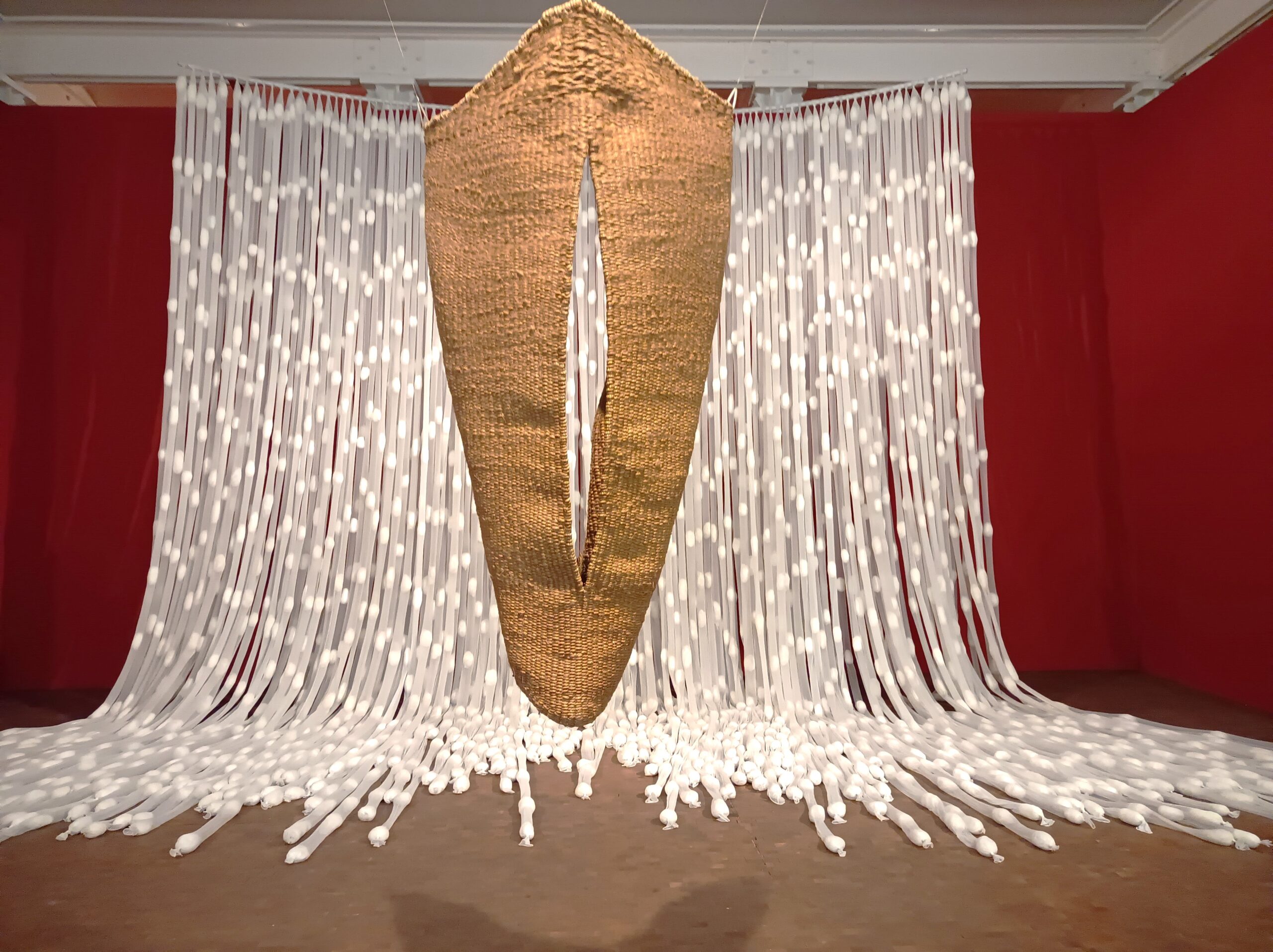 Dues obres de l’exposició, 'Ilerda V' (en primer terme) i 'Cascada'. (Fotografia: M.I.)