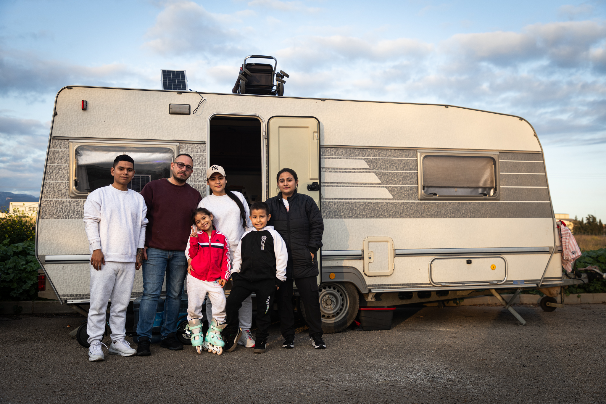 Una família Colombiana, davant d'una de les autocaravanes on viuen a Son Hugo (fotografia: Martí Gelabert)
