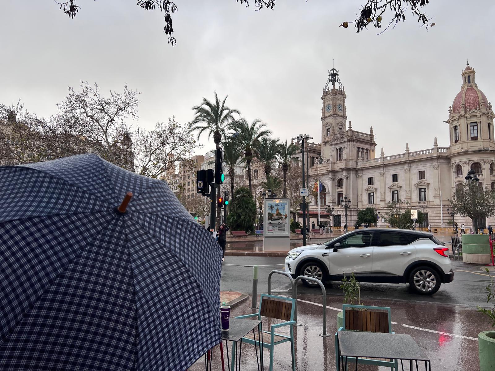 Imatge d'arxiu d'un episodi de pluja intensa a València (fotografia: EFE / Manuel Bruque).
