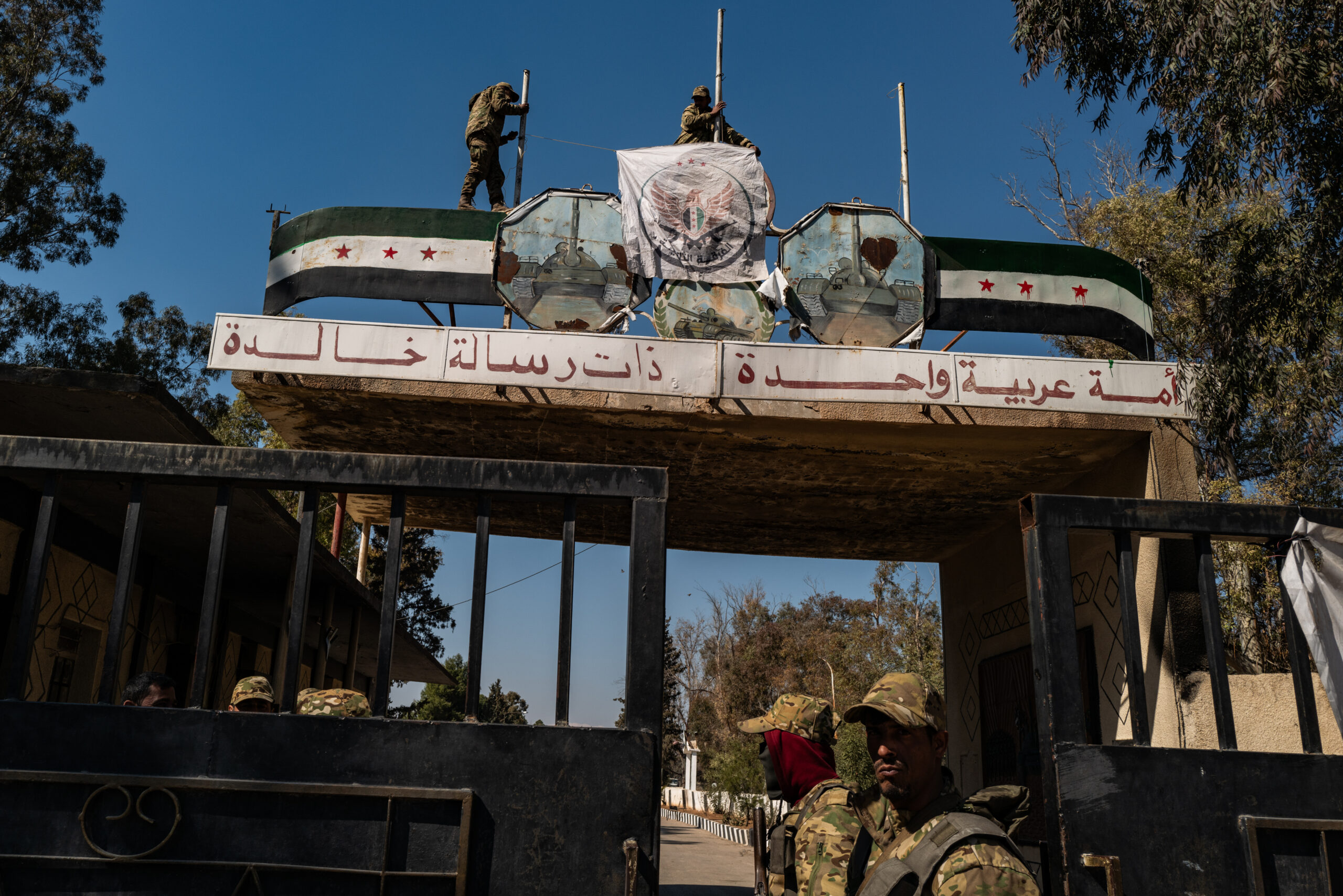 Soldats sirians tornen a hissar la bandera del país en una base al barri de Kiswah, a Damasc, destruïda en un atac israelià la setmanada passada (fotografia: Salwan Georges/The Washington Post).