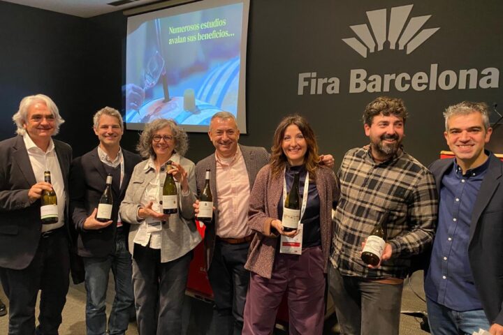 D'esquerra a dreta: Joan Àngel Lliberia, del celler Edetària; Ramon Roqueta Segalés, del celler LaFou; Carmen Ferrer, del celler Bàrbara Forés; Juanjo Galceran Piñol, del celler Piñol; Núria Altés, del celler Herència Altés; Francesc Ferré del Celler Frisach; i el sommelier Ferran Centelles.