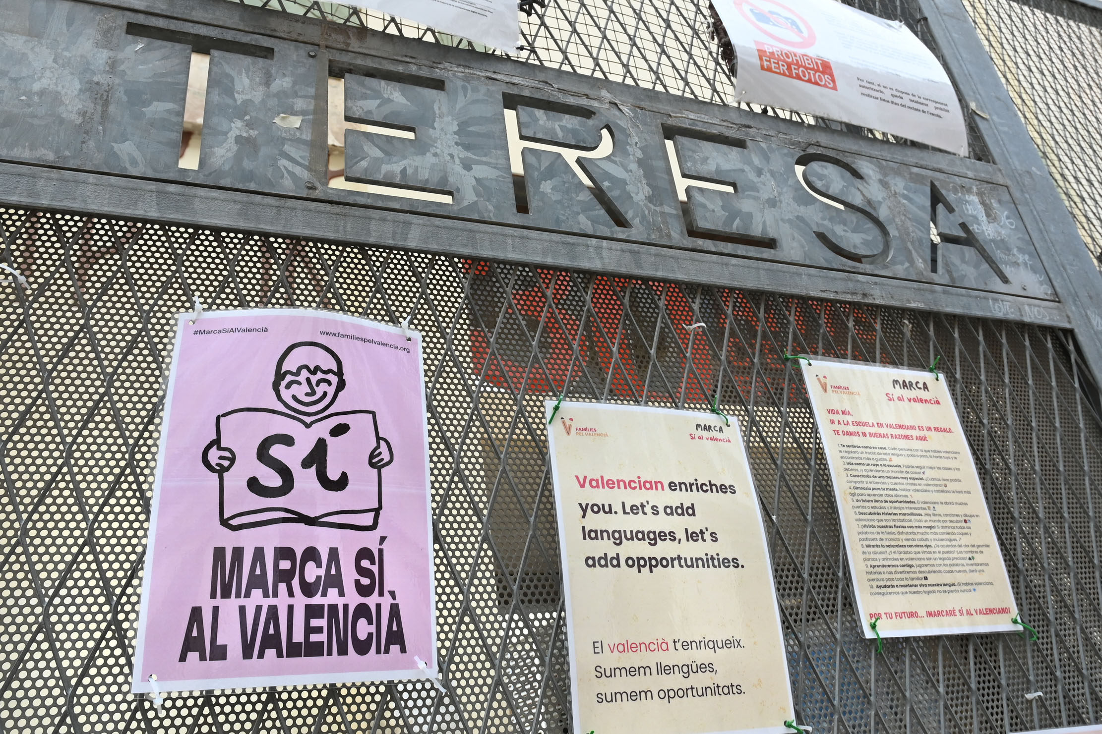 Cartells en favor del català als afores del CEIP Santa Teresa de València (fotografia: Prats i Camps).