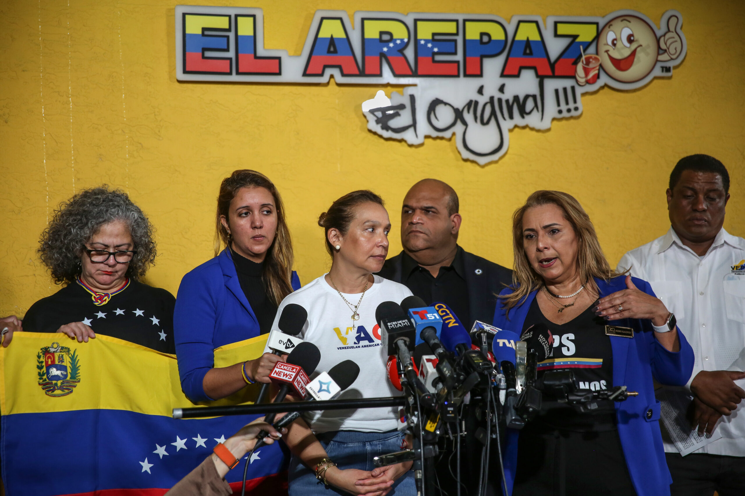 Representants de la comunitat veneçolana a Doral la setmana passada, durant una roda de premsa per a adreçar la decisió del govern de Trump de suspendre el TPS de milers de veneçolans (fotografia: Reshma Kirpalani/The Washington Post)