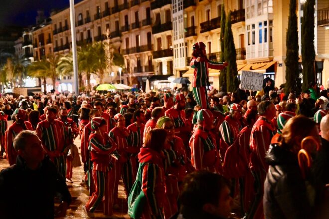 ‘L’estaca’ i ‘La muixeranga’, unides quan la manifestació contra Mazón arriba a la Generalitat