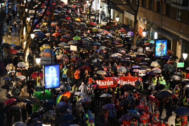 Ni la pluja i el fred poden frenar la protesta valenciana