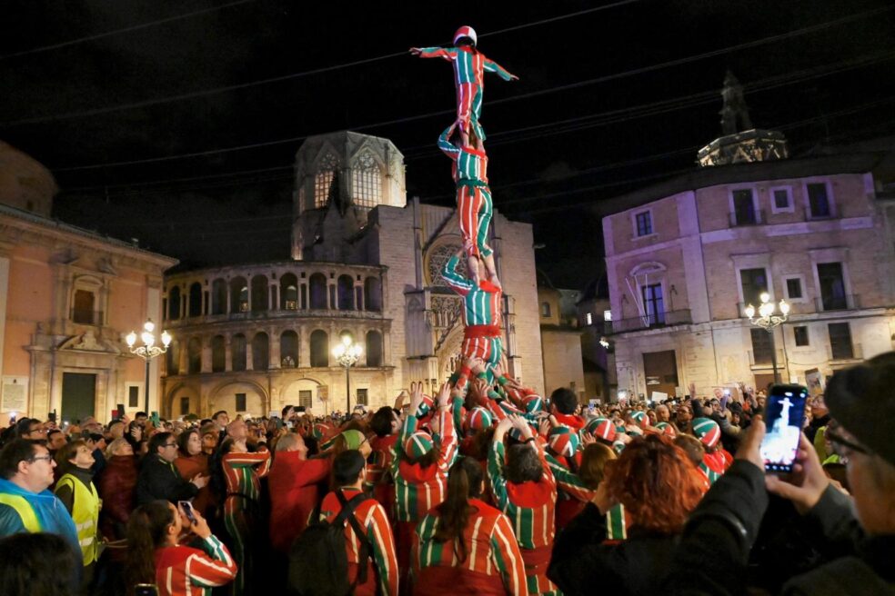 La nova Muixeranga d’Algemesí s’alça a la manifestació