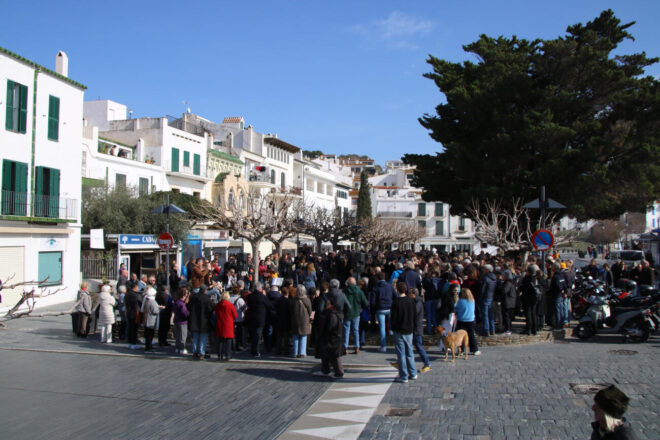 Prop de dues-centes persones protesten a Cadaqués contra el tancament de l’històric bar Boia