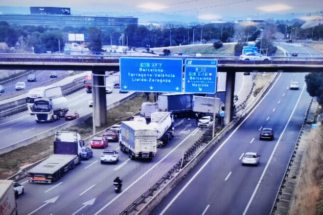 Retencions a la AP-7 a Sant Cugat del Vallès per un accident entre dos camions i un turisme