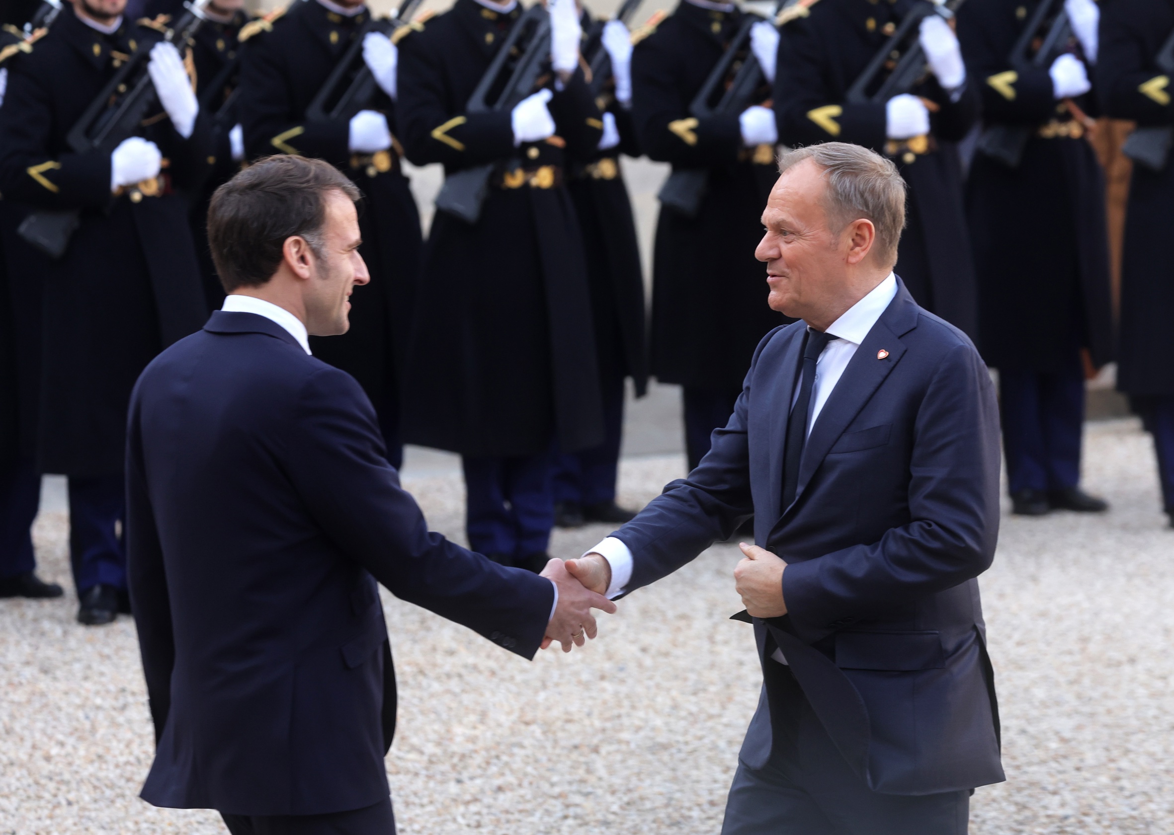 El president francès, Emmanuel Macron (esquerra), saluda el primer ministre polonès, Donald Tusk (dreta), abans de la reunió de dirigents europeus duta a terme ahir al palau de l'Elisi, a París (fotografia: Teresa Suarez/Efe).