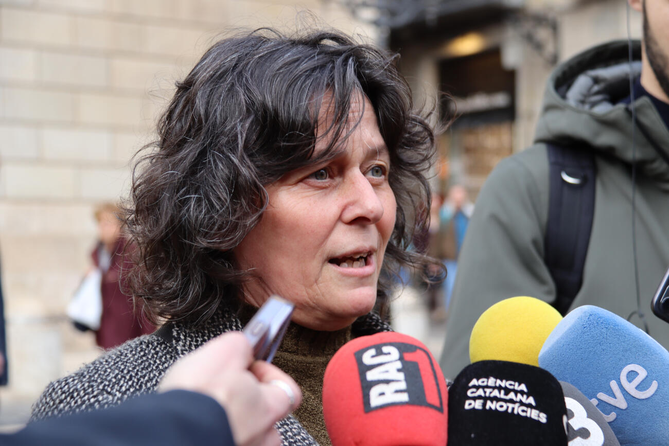 La diputada de la CUP Maria Pilar Castillejo en una atenció als mitjans davant el Palau de la Generalitat (fotografia: ACN / Maria Pratdesaba).