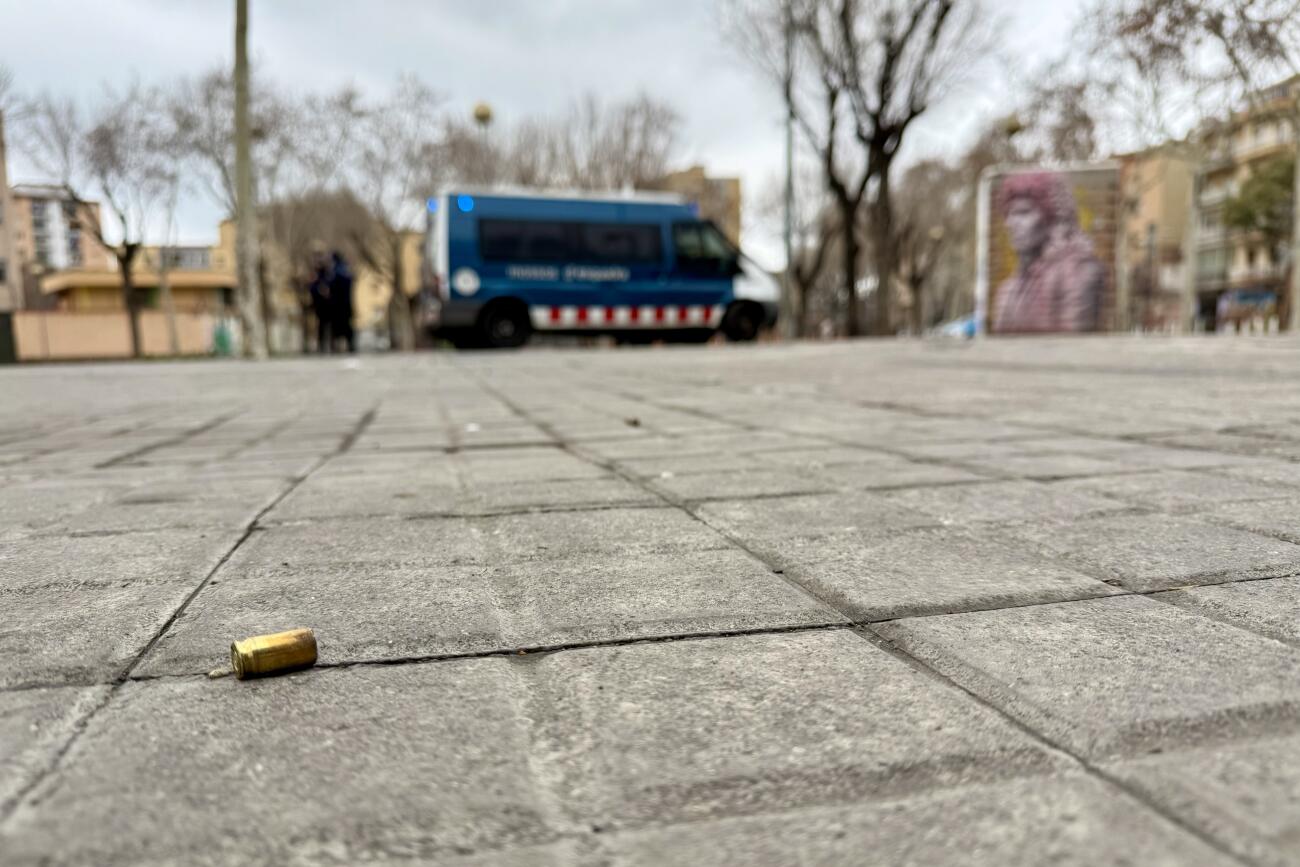 Una bala a terra, amb un vehicle dels Mossos al fons (fotografia: ACN / Albert Segura).