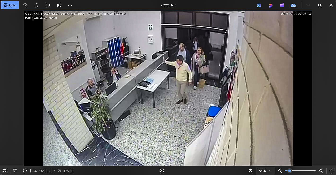 Fotografia de la càmera de seguretat del cecopi amb l'entrada de Mazón al centre d'emergències a les 20.28