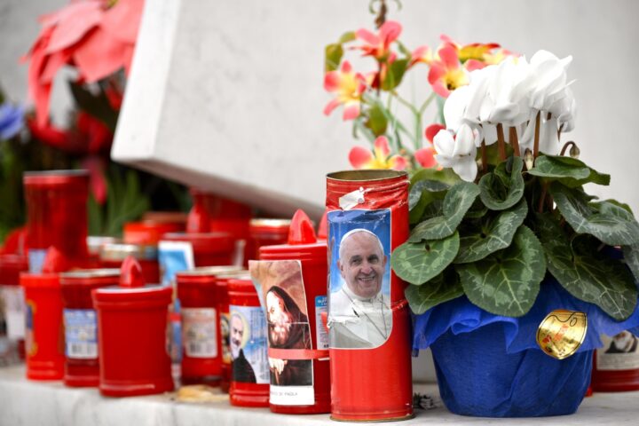 Flors i espelmes amb la cara del Papa a l'entrada a l'hospital Gemelli de Roma, on Francesc roman ingressat des de divendres proppassat (fotografia: Alessandro di Meo/Efe).