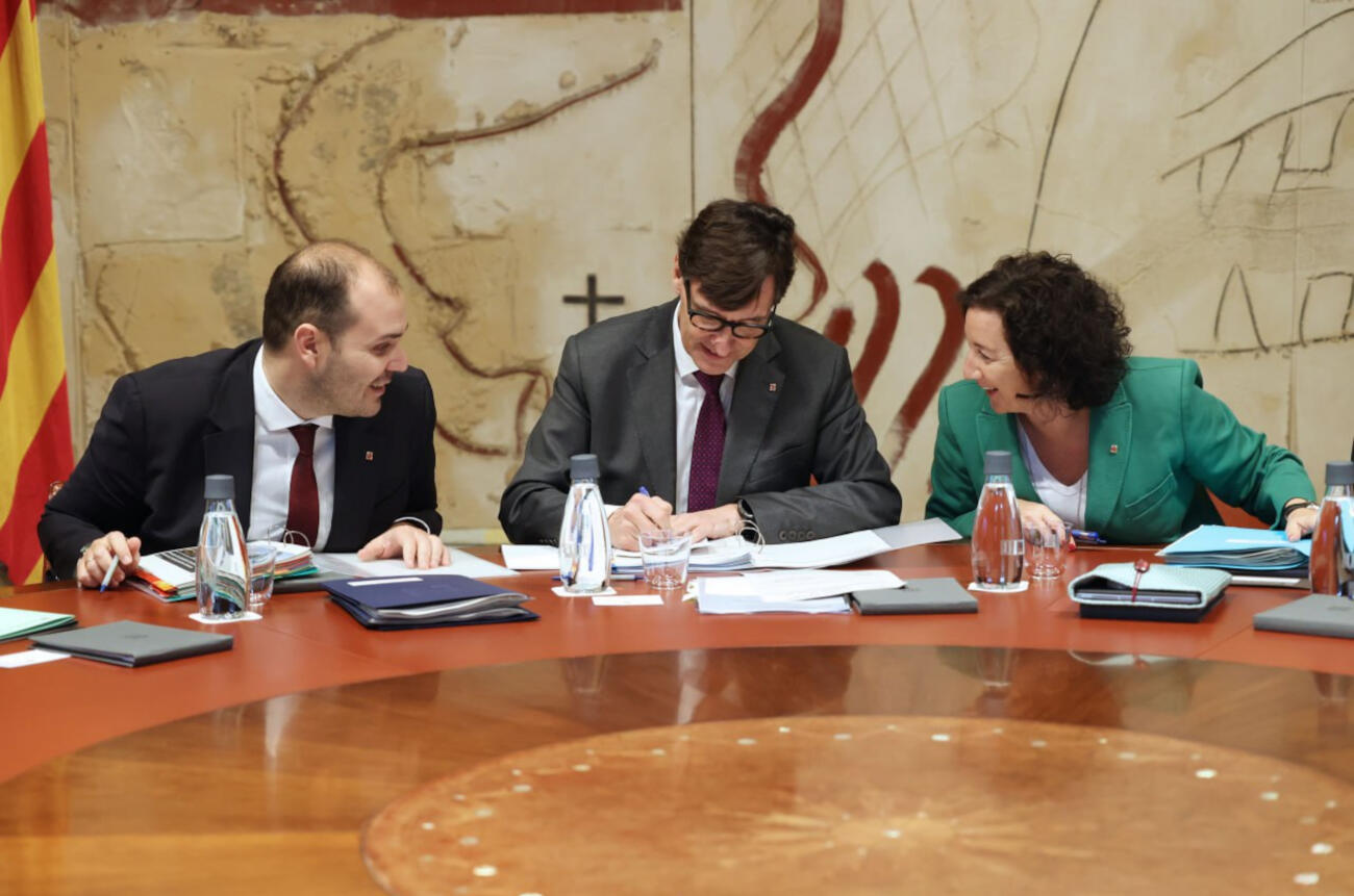 El conseller de la Presidència, Albert Dalmau; el president de la Generalitat, Salvador Illa, i la consellera d'Economia, Alícia Romero, en una reunió del govern (fotografia: ACN).
