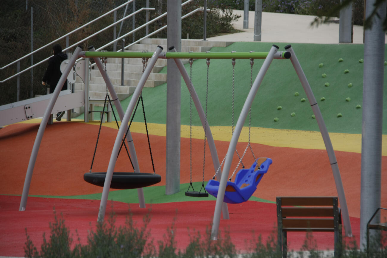Imatge d'arxiu d'un gronxador en un parc infantil amb plataformes de cautxú (fotografia: ACN).