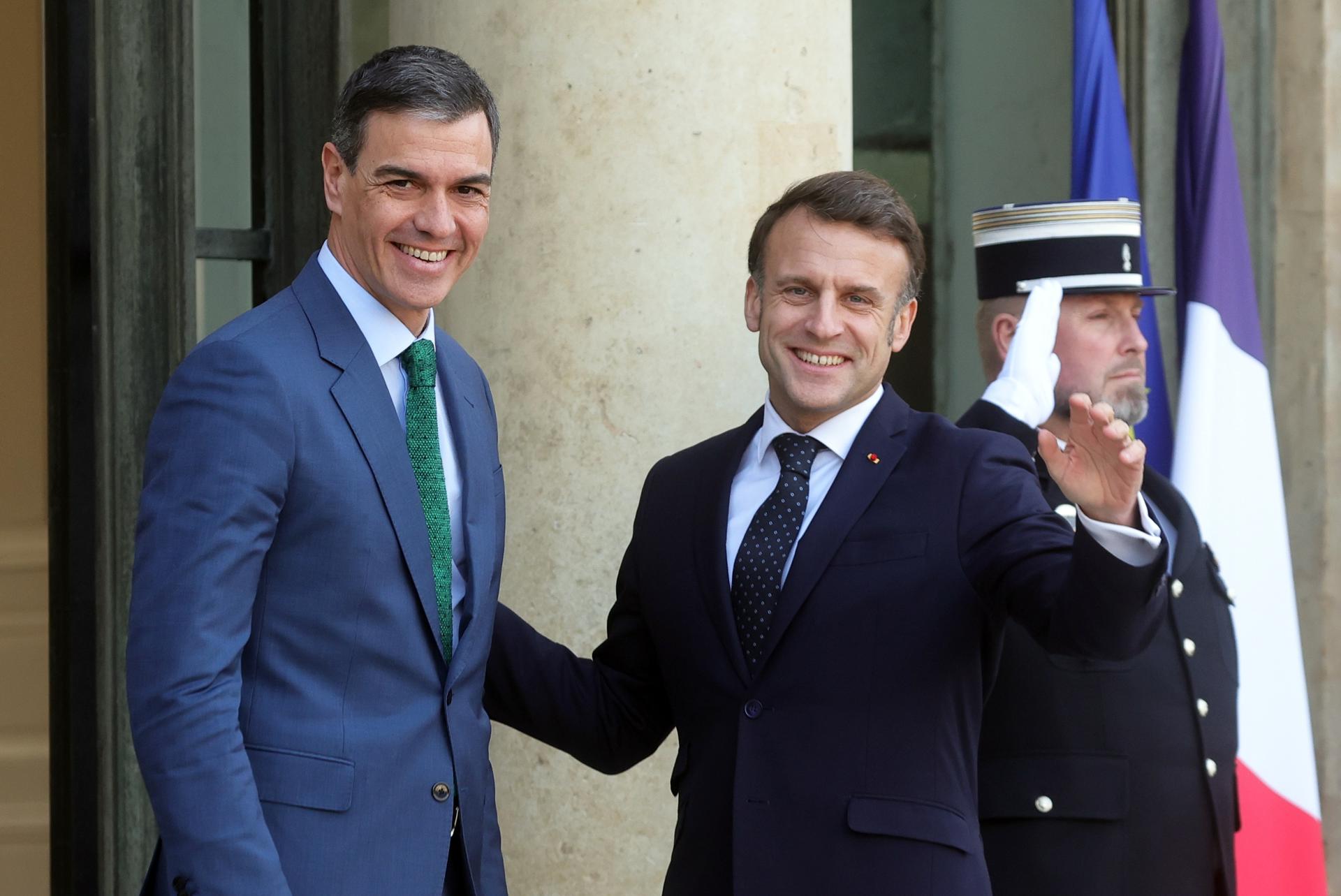 Sánchez i Macron, abans de la trobada amb dirigents europeus a París (fotografia: EFE / Teresa Suárez).