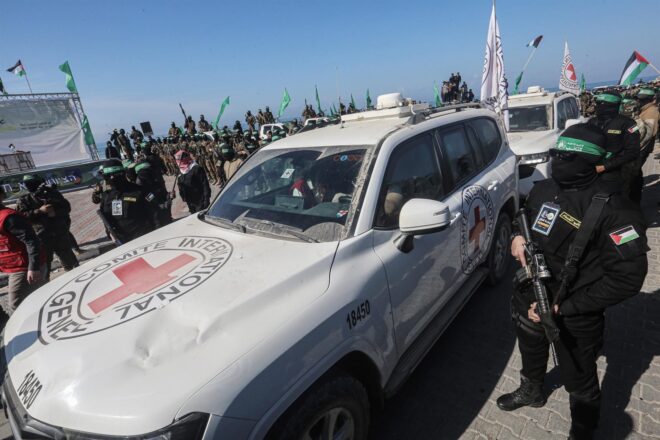 Hamàs allibera tres ostatges israelians i esvaeix els dubtes sobre l’alto-el-foc