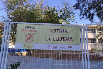 Cartell en un col·legi d'Oliva (La Safor) en ocasió del referèndum promogut pel conseller Rovira. (Fotografia: Europa Press)