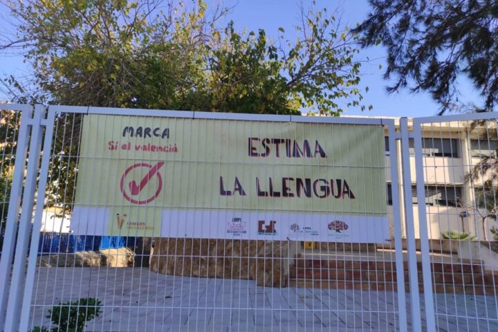 Cartell en un col·legi d'Oliva (La Safor) en ocasió del referèndum promogut pel conseller Rovira. (Fotografia: Europa Press)