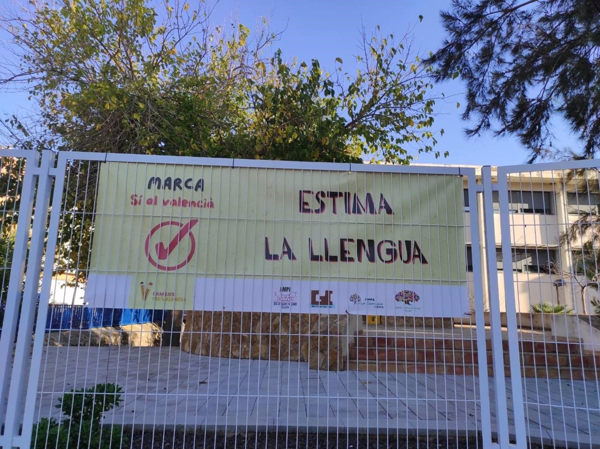 Cartell en un col·legi d'Oliva (La Safor) en ocasió del referèndum promogut pel conseller Rovira. (Fotografia: Europa Press)