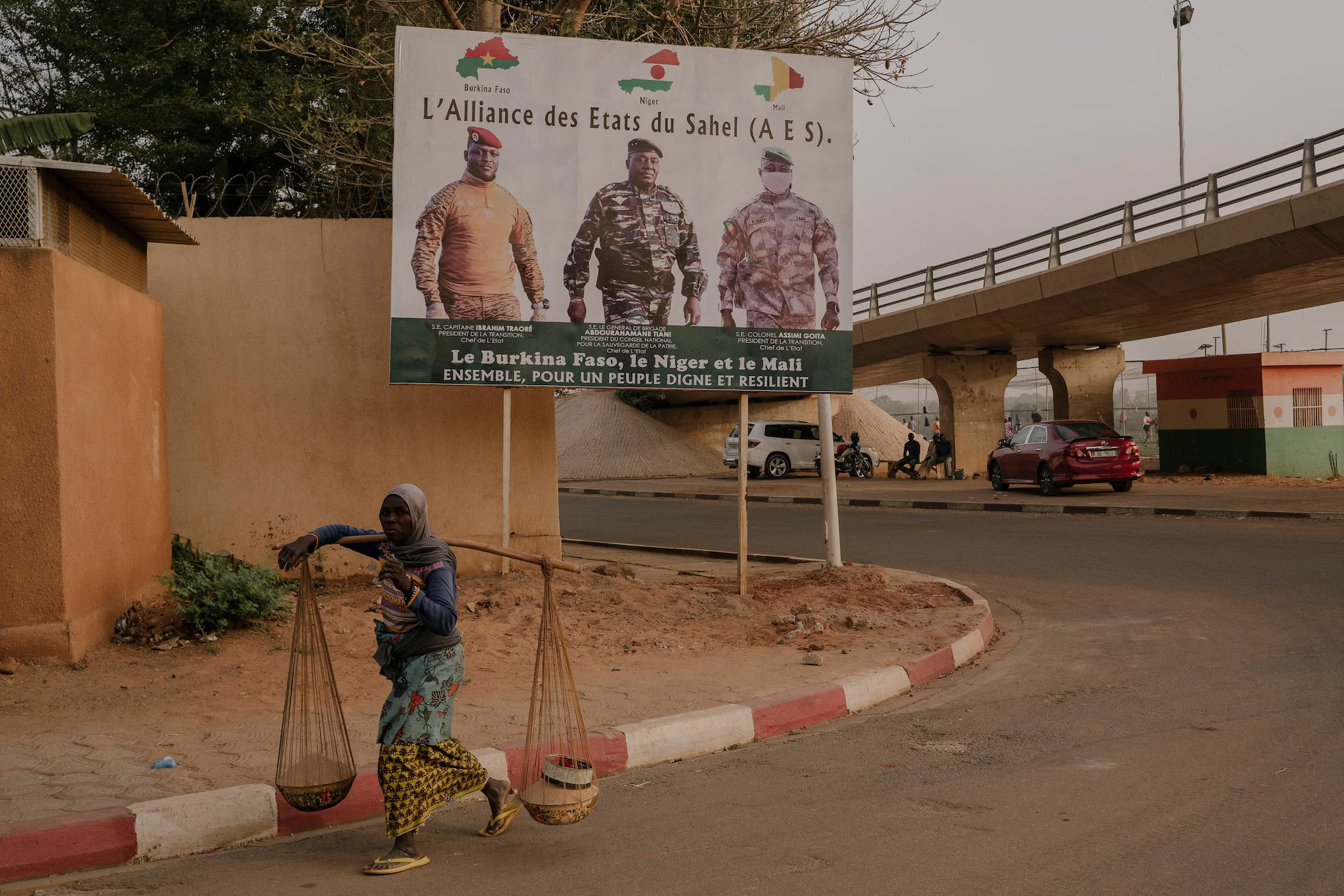 Cartell propagandístic de l'Aliança d'Estats del Sahel –de què formen parts els règims colpistes de Burkina Faso, el Níger i Mali– en un carrer de Niamey, la capital del Níger (fotografia: Carmen Yasmine Abd Ali/The Washington Post).