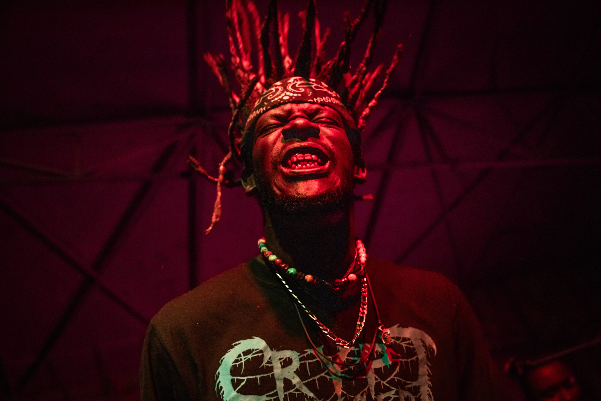 Preston “Riot” Maddo, de 26 anys, vocalista de Chovu, actua amb Irony Destroyed al concert de l’Undertow. (Fotografia: Ed Ram per a The Washington Post)