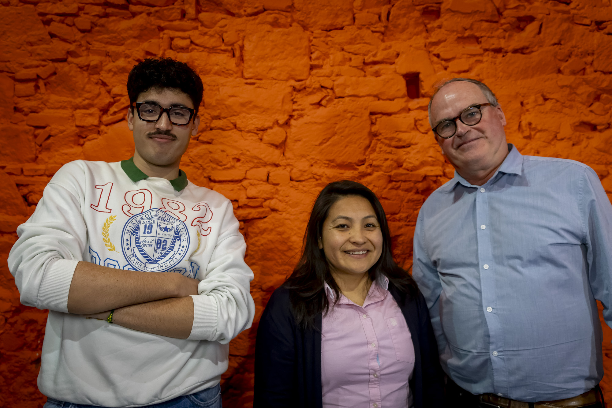 L'Alejandro, la Leyla i en Jens, a la redacció de VilaWeb (fotografia: Albert Salamé).