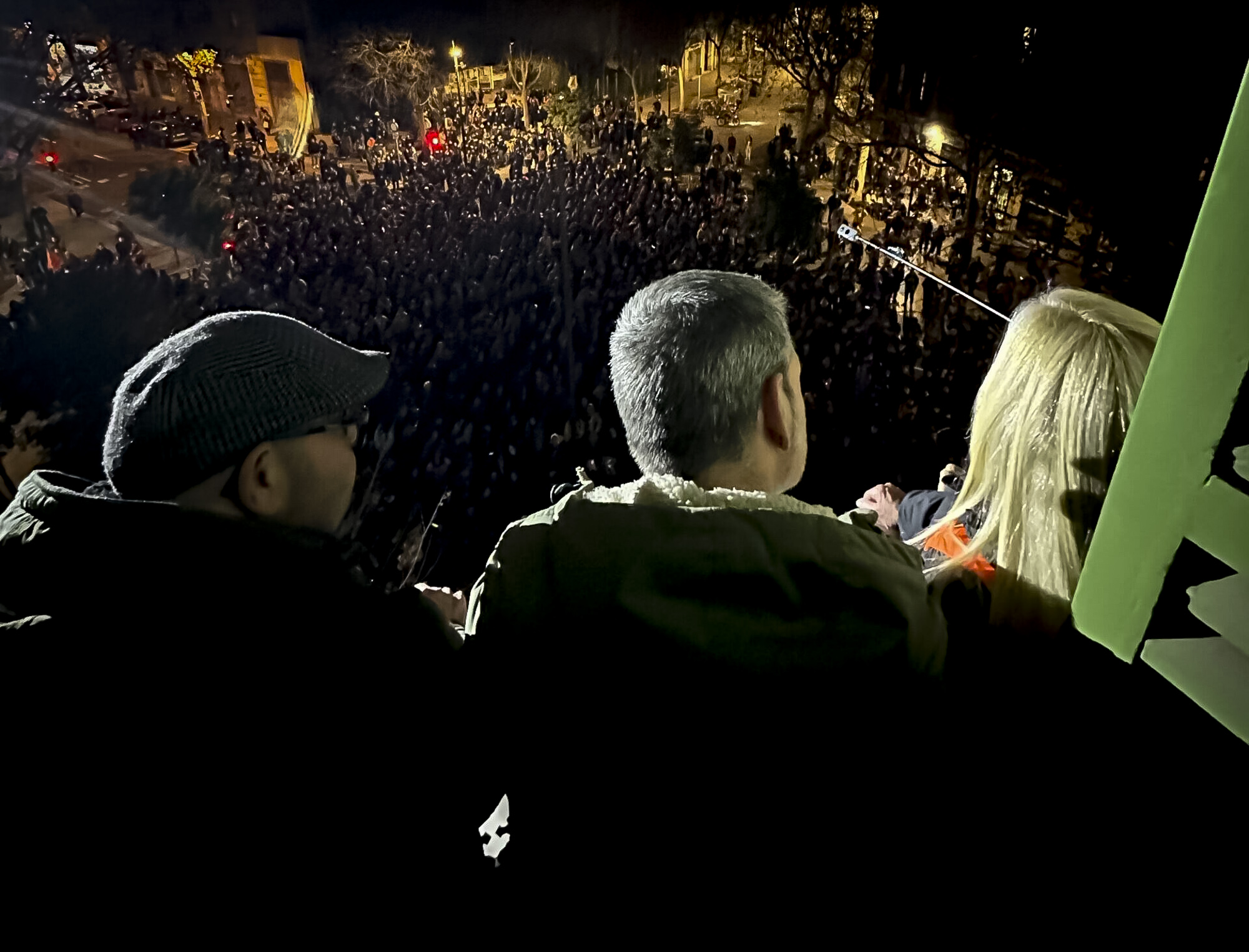 Josep Torrent, juntament amb altres veïns de la Casa Orsola, observa el miler de persones congregades davant casa seva