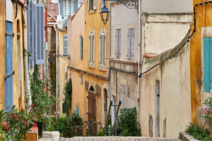 Una raconada del barri de Le Panier, a Marsella, escenari de les novel·les d'Izzo