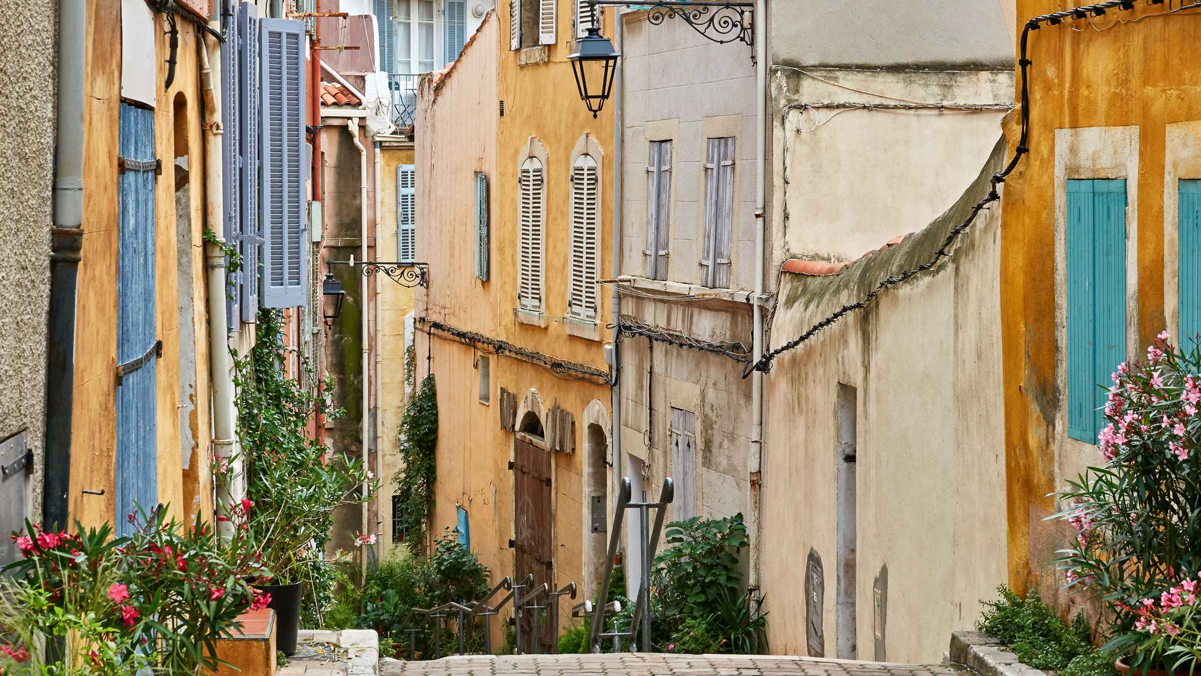 Una raconada del barri de Le Panier, a Marsella, escenari de les novel·les d'Izzo