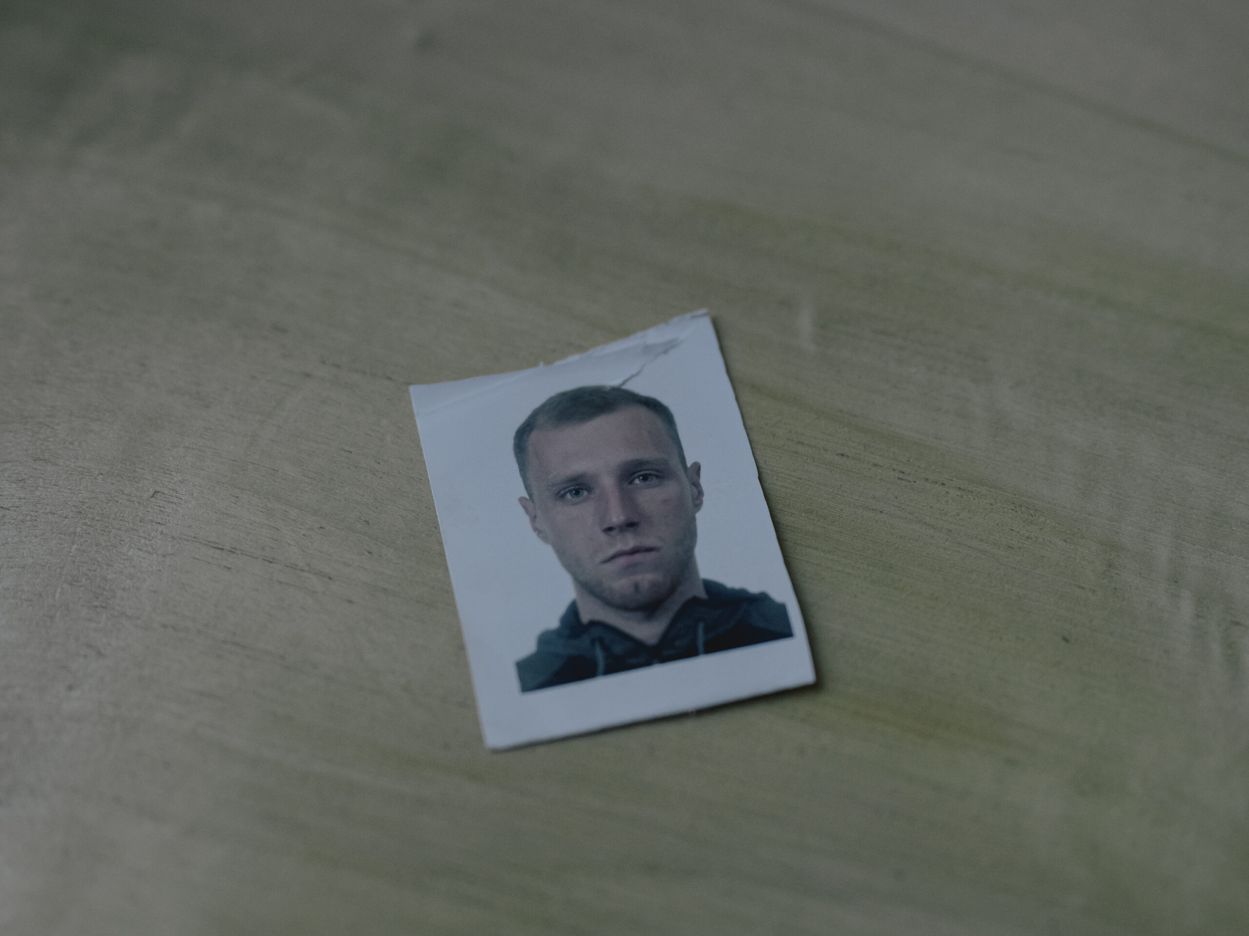 Fotografia de carnet d'en Vlad, que va ser detingut per l'exèrcit rus al nord-est d'Ucraïna fa gairebé tres anys i que, d'aleshores ençà, ha romàs detingut il·legalment en diferents centres penitenciaris russos (fotografia: Fabian Ritter/The Washington Post).