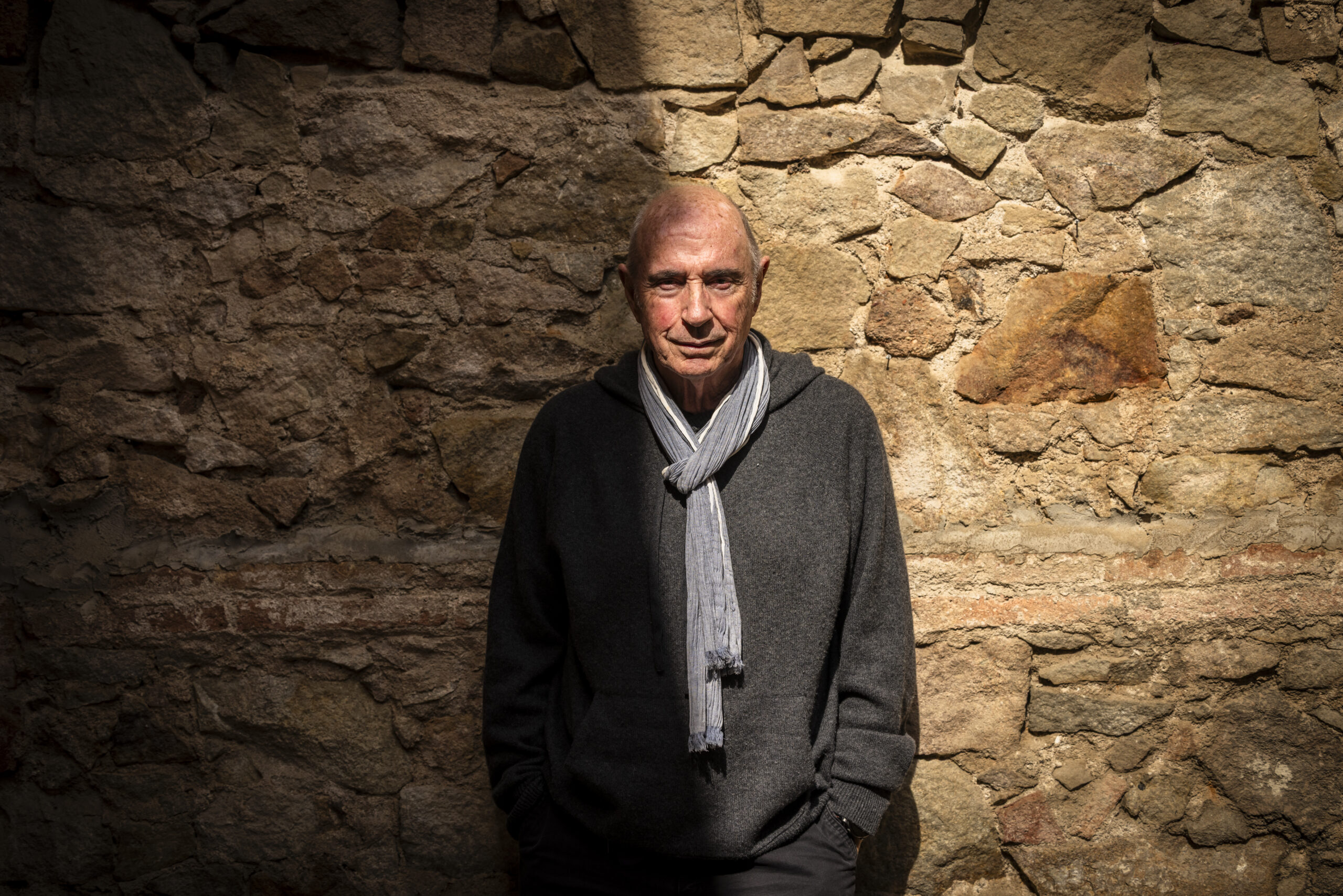 Lluís Llach publica 'El llibre daurat' (Univers).